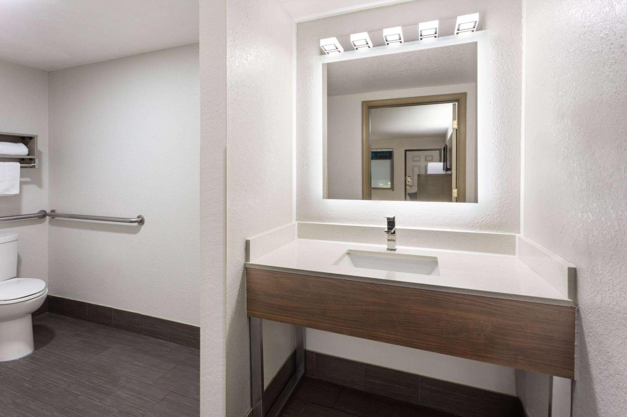 ซูเปอร์ 8 บาย วินด์แฮม แพรตวิลล์ มอนต์โกเมอรี Motel แพรตต์วิลล์ ภายนอก รูปภาพ
