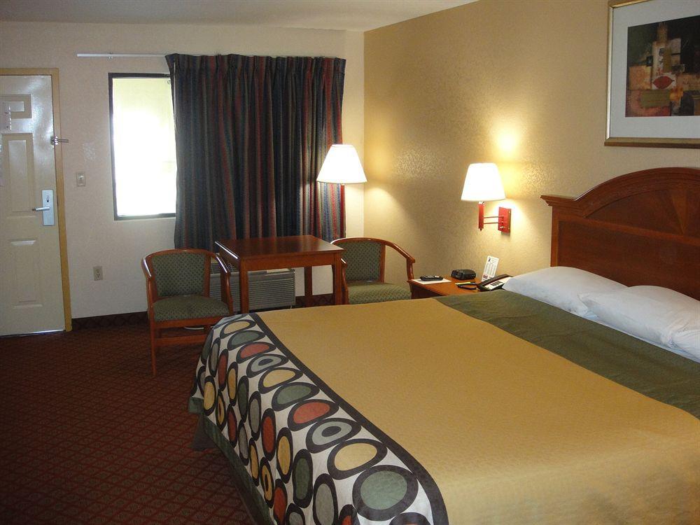 ซูเปอร์ 8 บาย วินด์แฮม แพรตวิลล์ มอนต์โกเมอรี Motel แพรตต์วิลล์ ภายนอก รูปภาพ