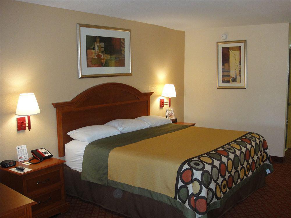 ซูเปอร์ 8 บาย วินด์แฮม แพรตวิลล์ มอนต์โกเมอรี Motel แพรตต์วิลล์ ภายนอก รูปภาพ